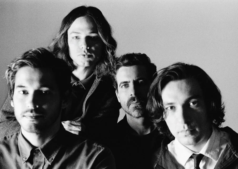 Os quatro integrantes da banda de rock Corredor Norte em retrato preto e branco