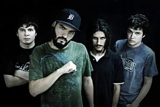 Os quatro integrantes da banda Ponto Nulo no Céu posando em fundo escuro